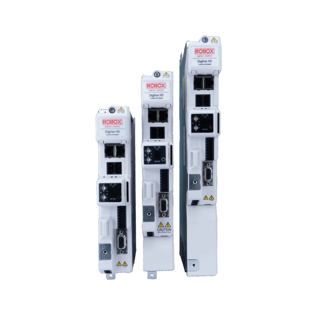 azionamento nidec m753 Tre trasformatori industriali bianchi su sfondo nero, di diverse dimensioni e con etichette di avviso gialle.