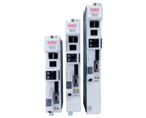 azionamento nidec m753 Tre trasformatori industriali bianchi su sfondo nero, di diverse dimensioni e con etichette di avviso gialle.